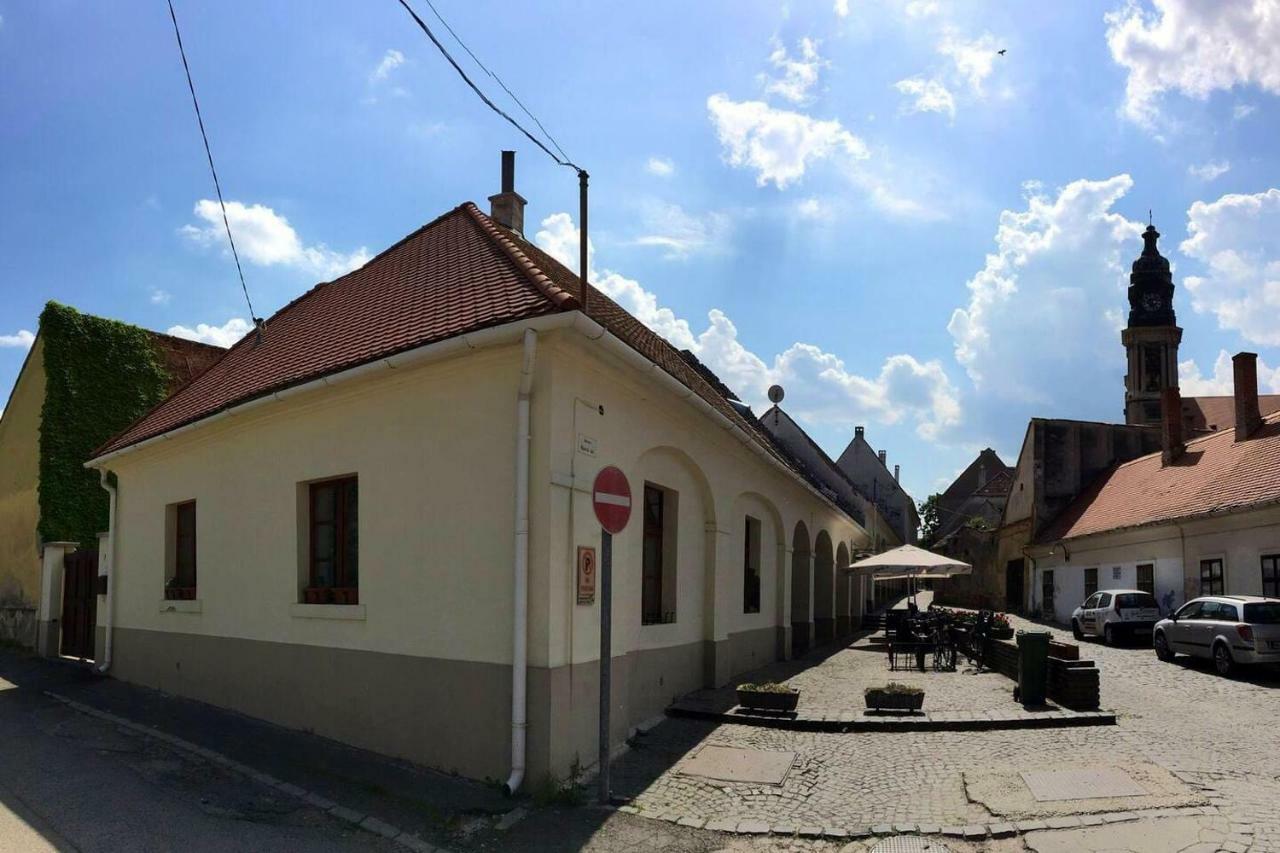 Arkadia Apartman Pápa Екстериор снимка