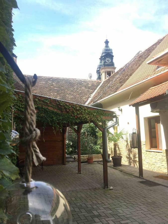 Arkadia Apartman Pápa Екстериор снимка