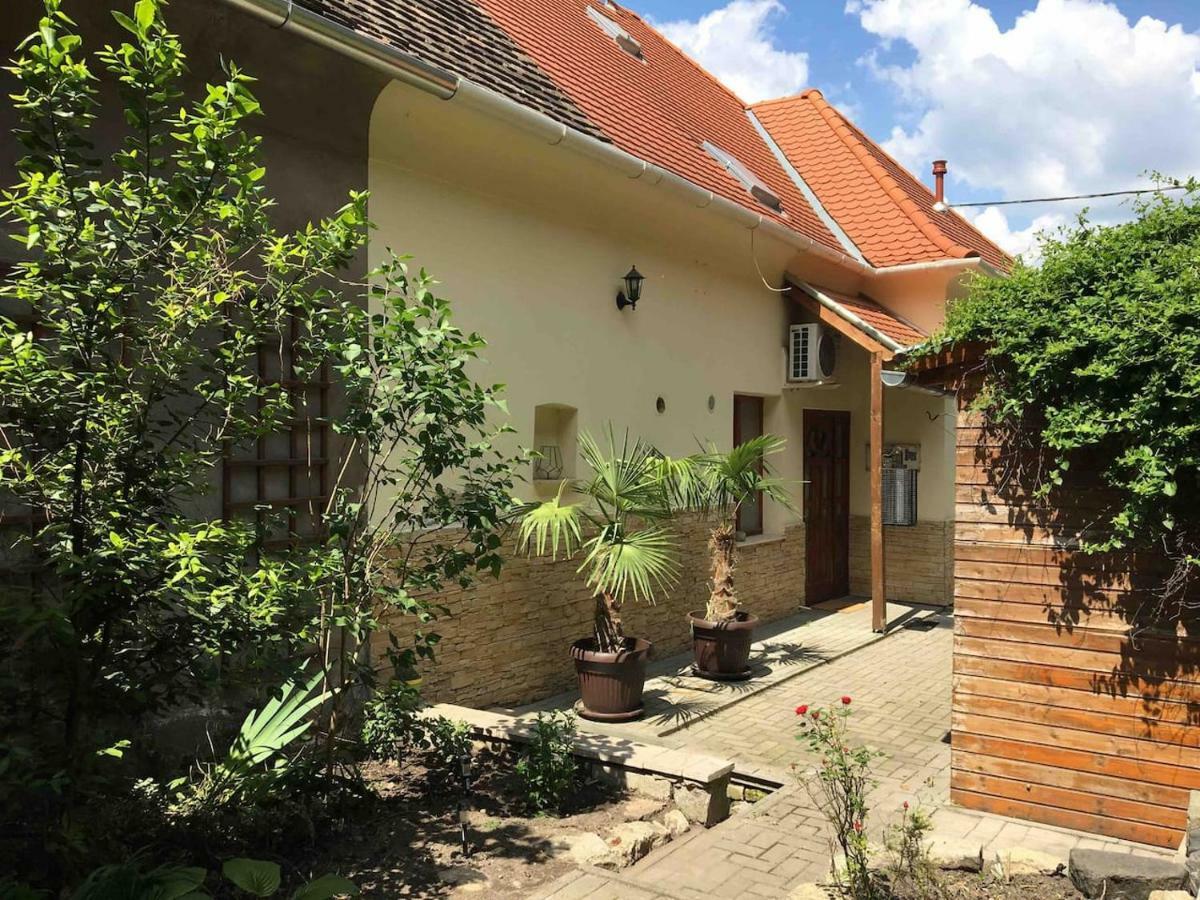 Arkadia Apartman Pápa Екстериор снимка